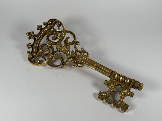 Großer Vintage Deko-Schlüssel aus Messing – Ornamentales Design