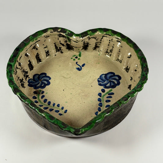 Handgemachte Keramikschale in Herzform