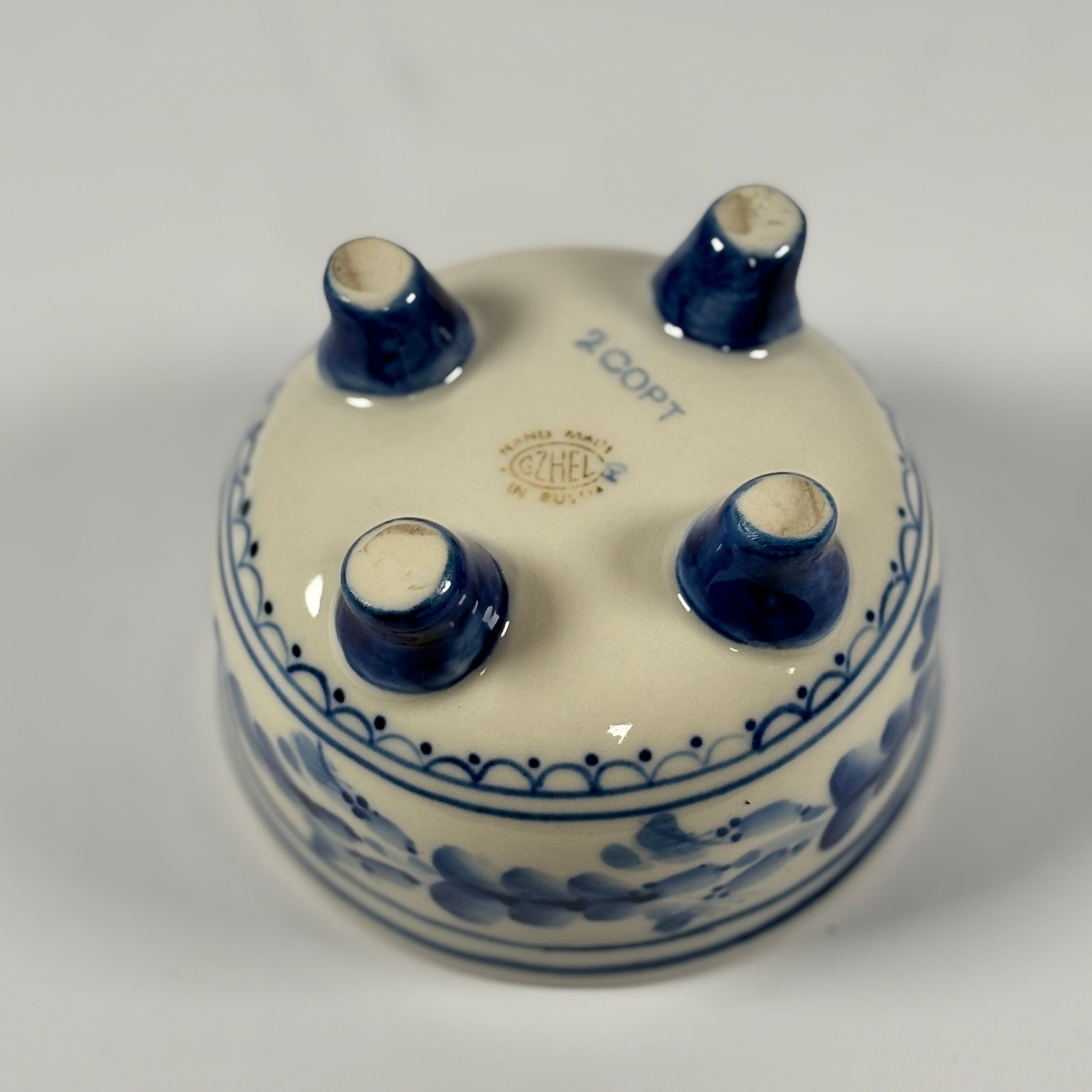 Vintage Keramikdose auf Füßen – Gzhel, handbemalt