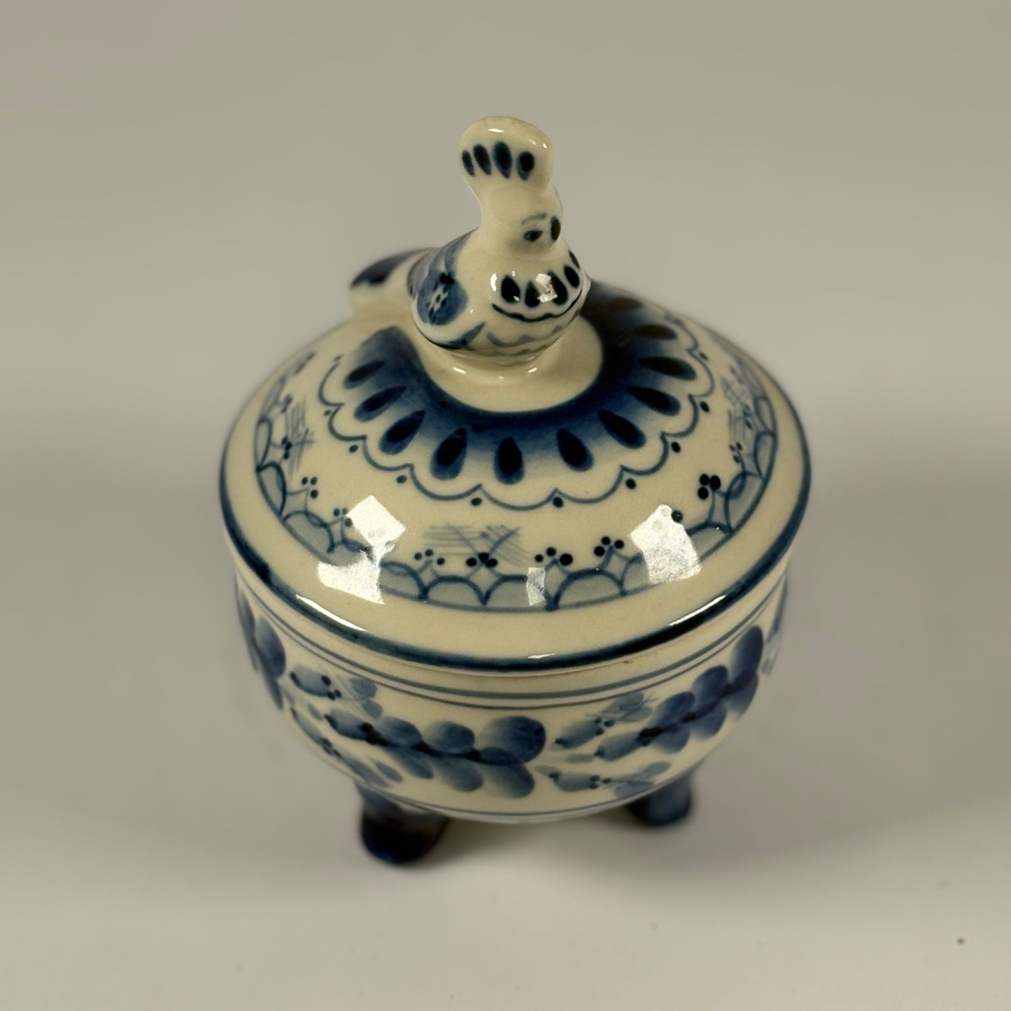 Vintage Keramikdose auf Füßen – Gzhel, handbemalt