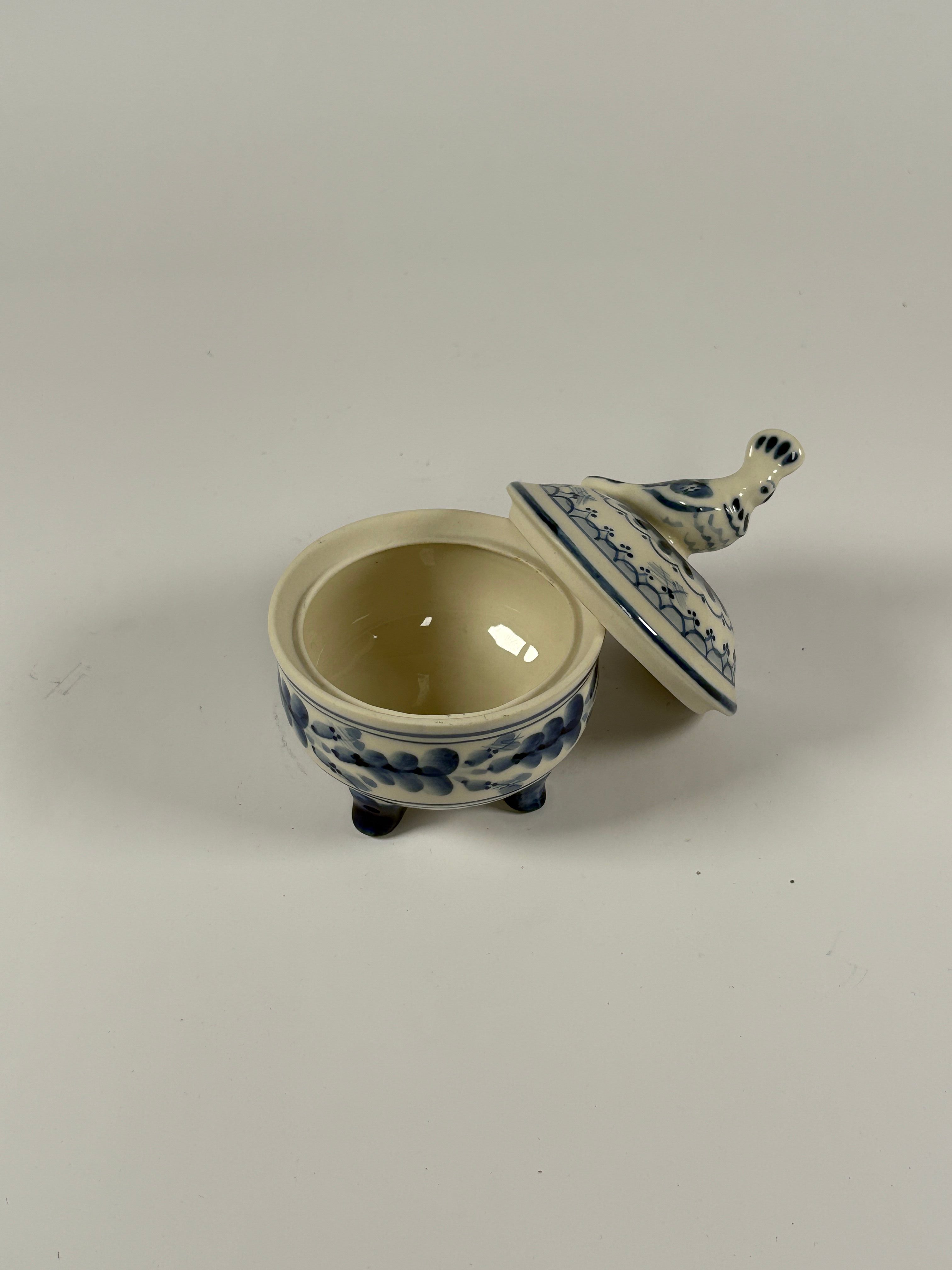 Vintage Keramikdose auf Füßen – Gzhel, handbemalt