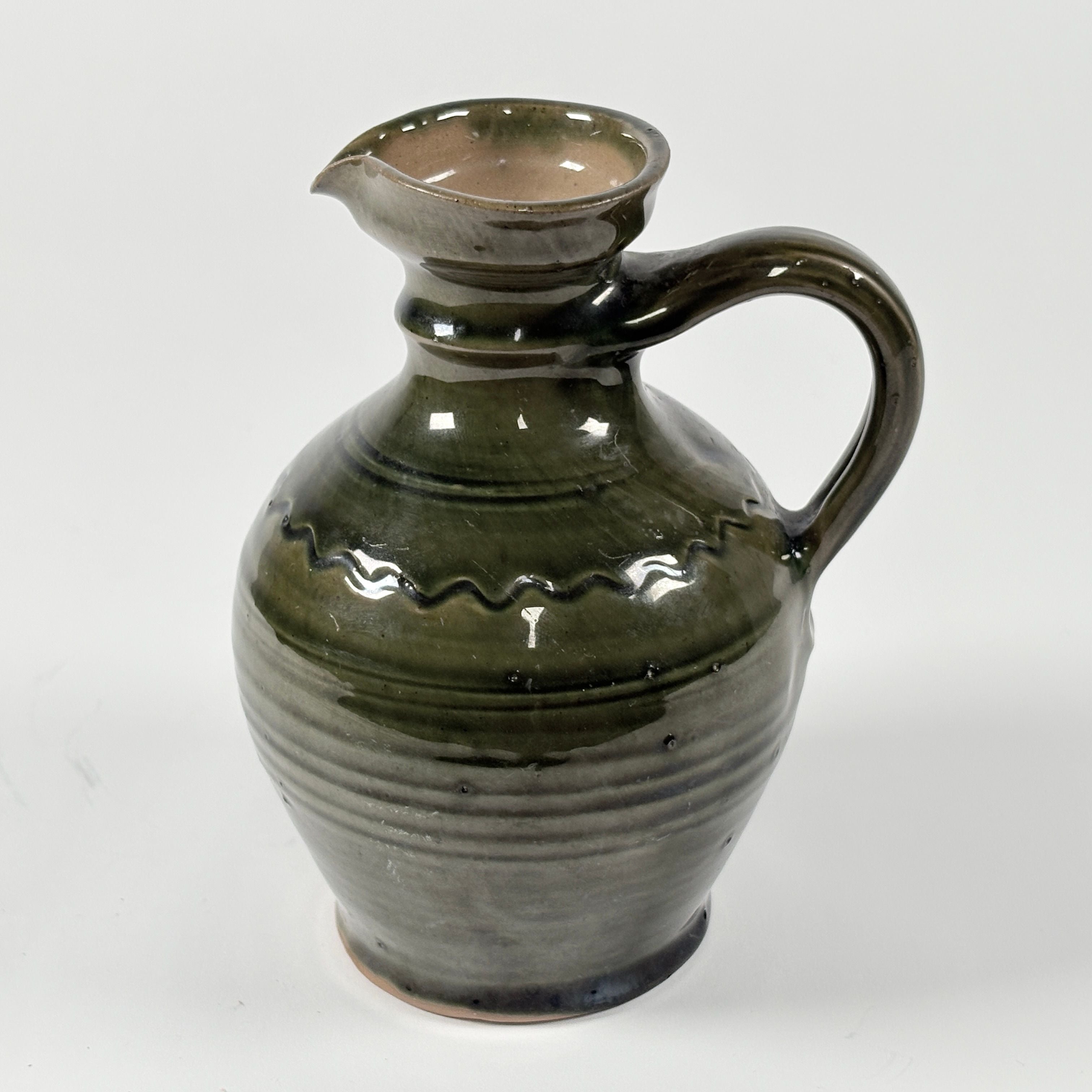 Keramikkrug mit Henkel – grüne Glasur
