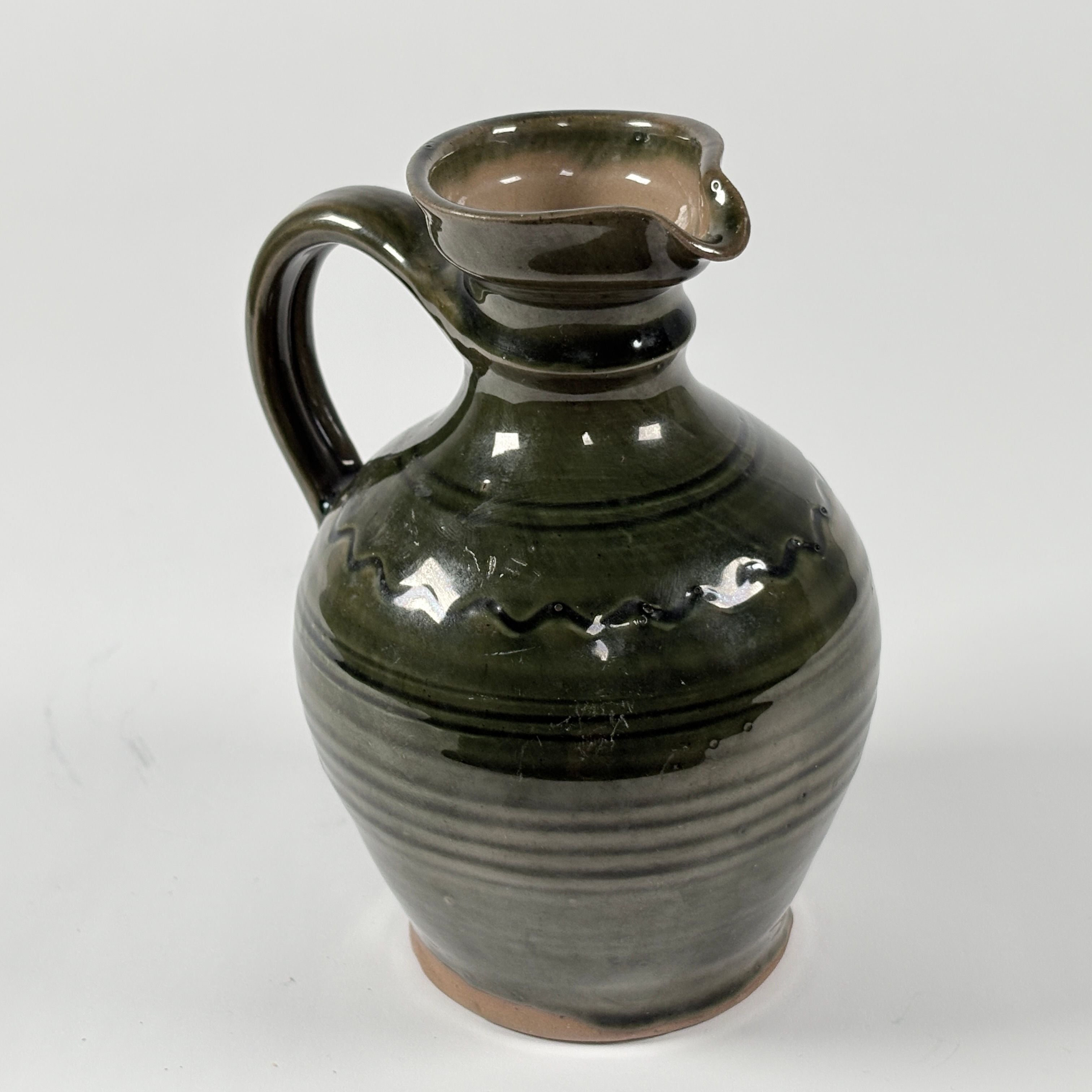 Keramikkrug mit Henkel – grüne Glasur