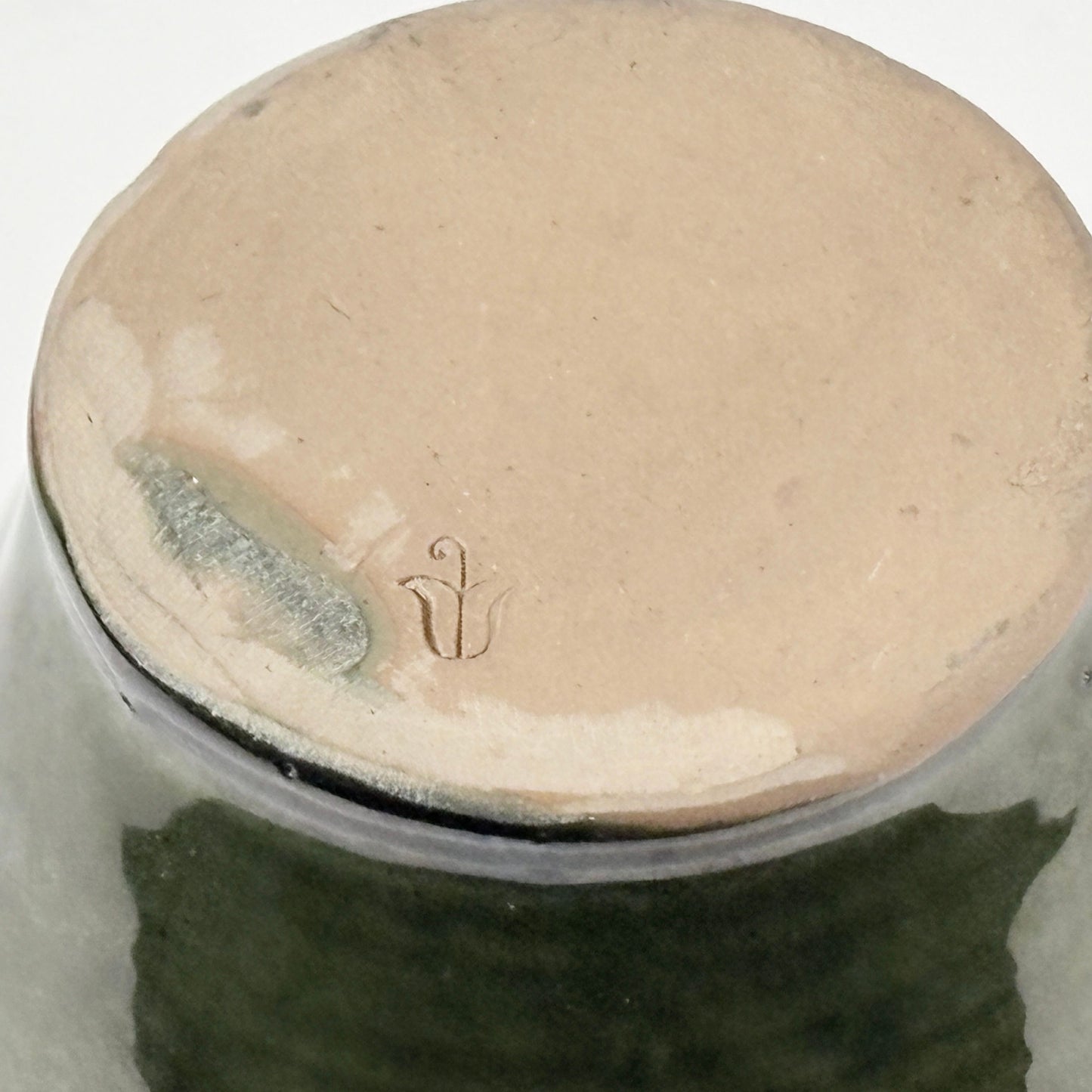 Keramikkrug mit Henkel – grüne Glasur