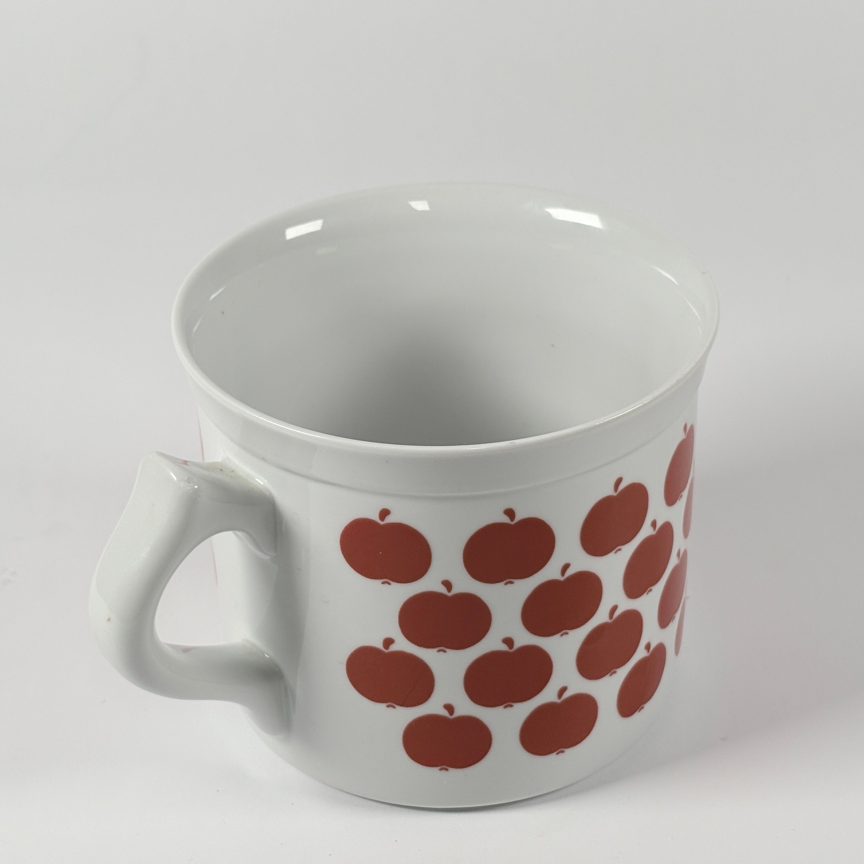 Retro Tasse mit roten Äpfel