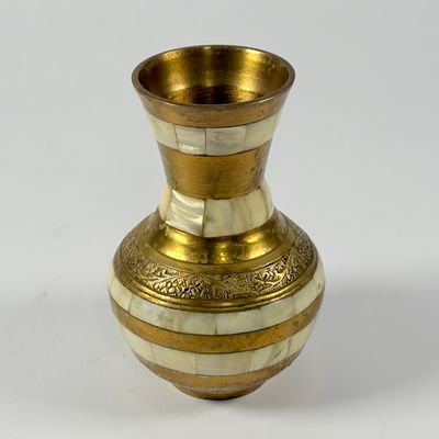 Messingvase mit Perlmutt bewahrte Schönheit aus natürlichen Materialien